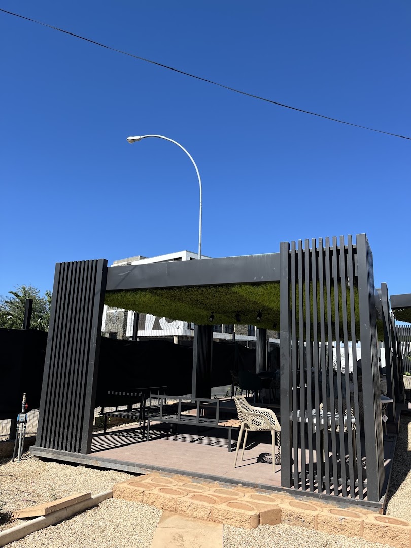 Rands Avenue: clear photo of restaurant terrace