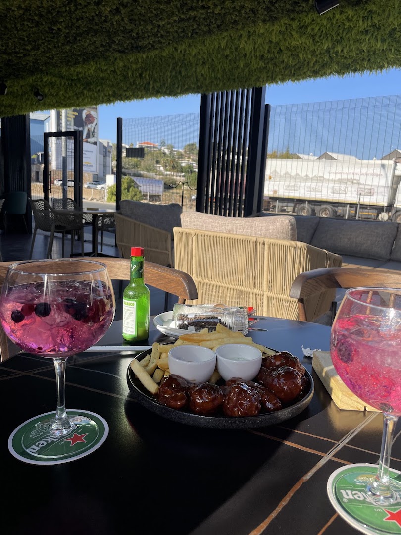 Rands Avenue: appetizing food and drink presentation