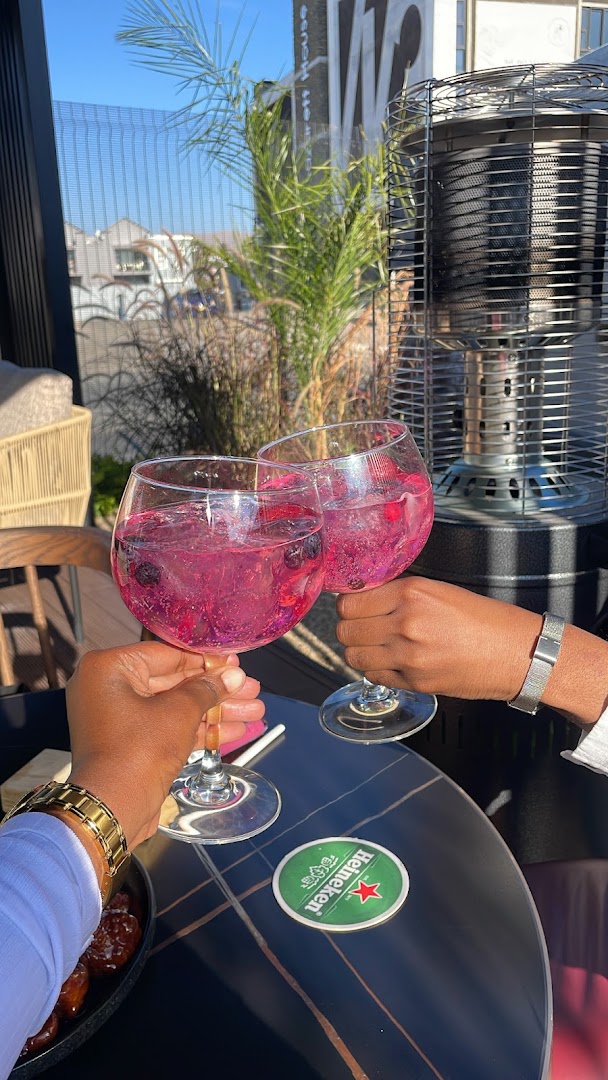 Rands Avenue: inviting atmosphere with drinks