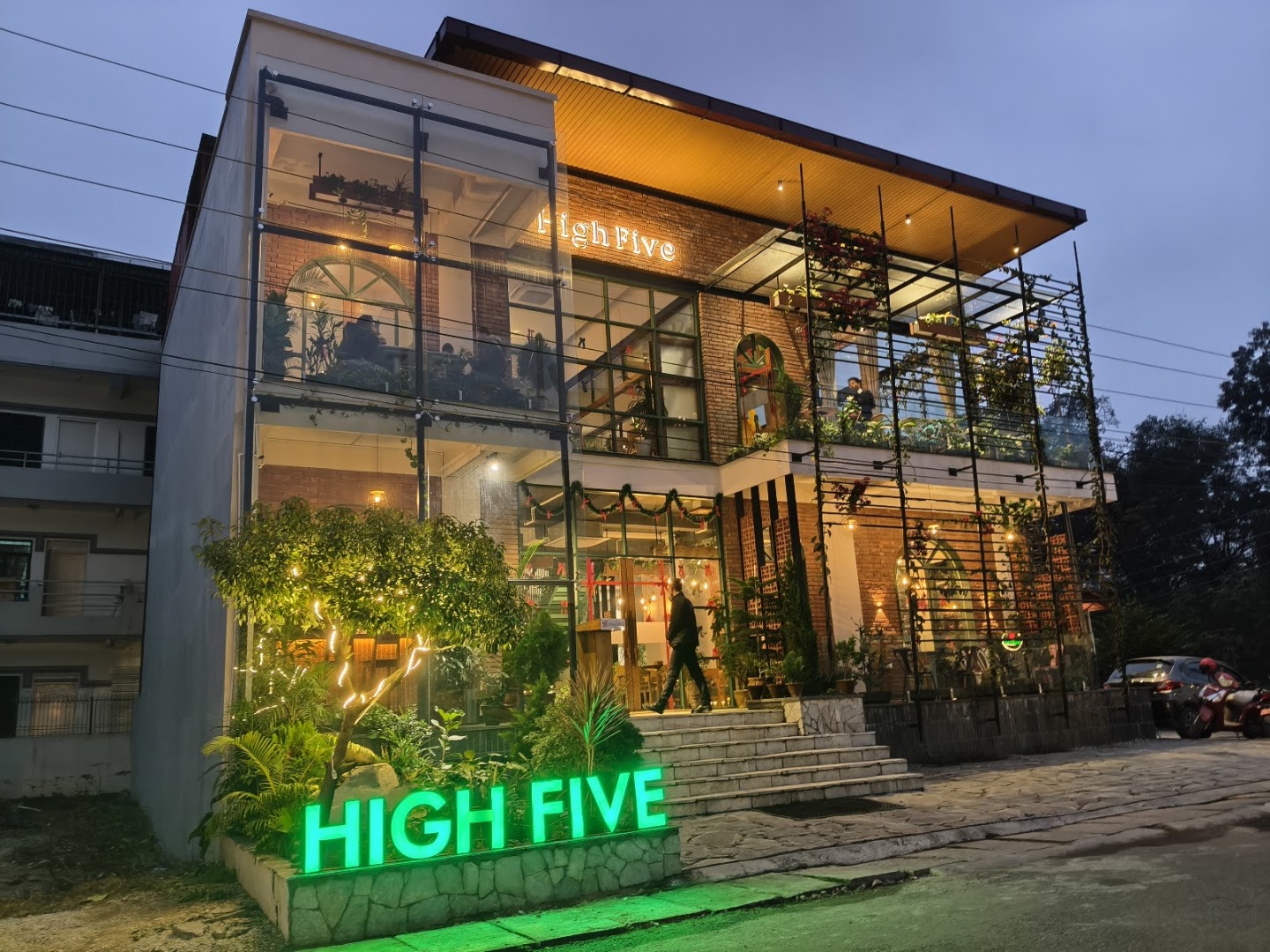 High Five Restaurant and Bar: high quality exterior venue shot