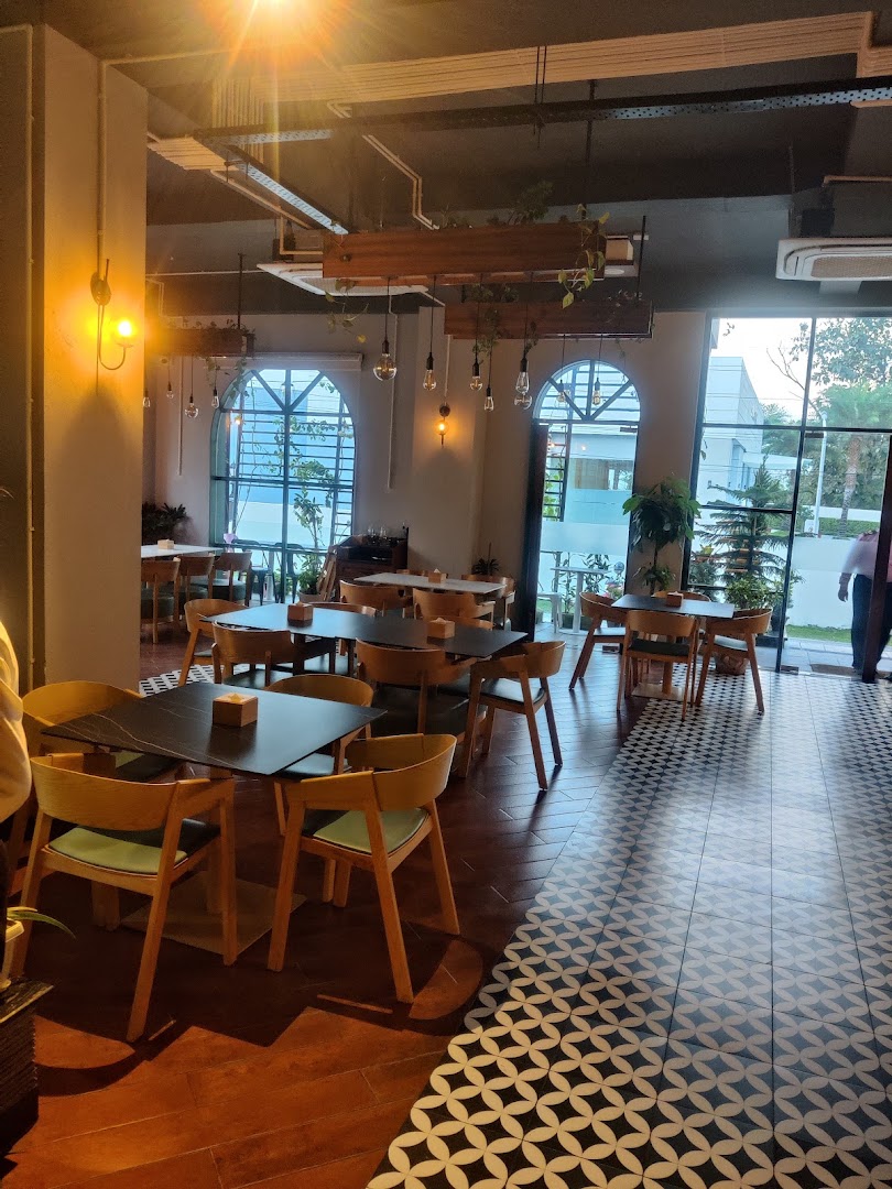 High Five Restaurant and Bar: clear, inviting interior atmosphere