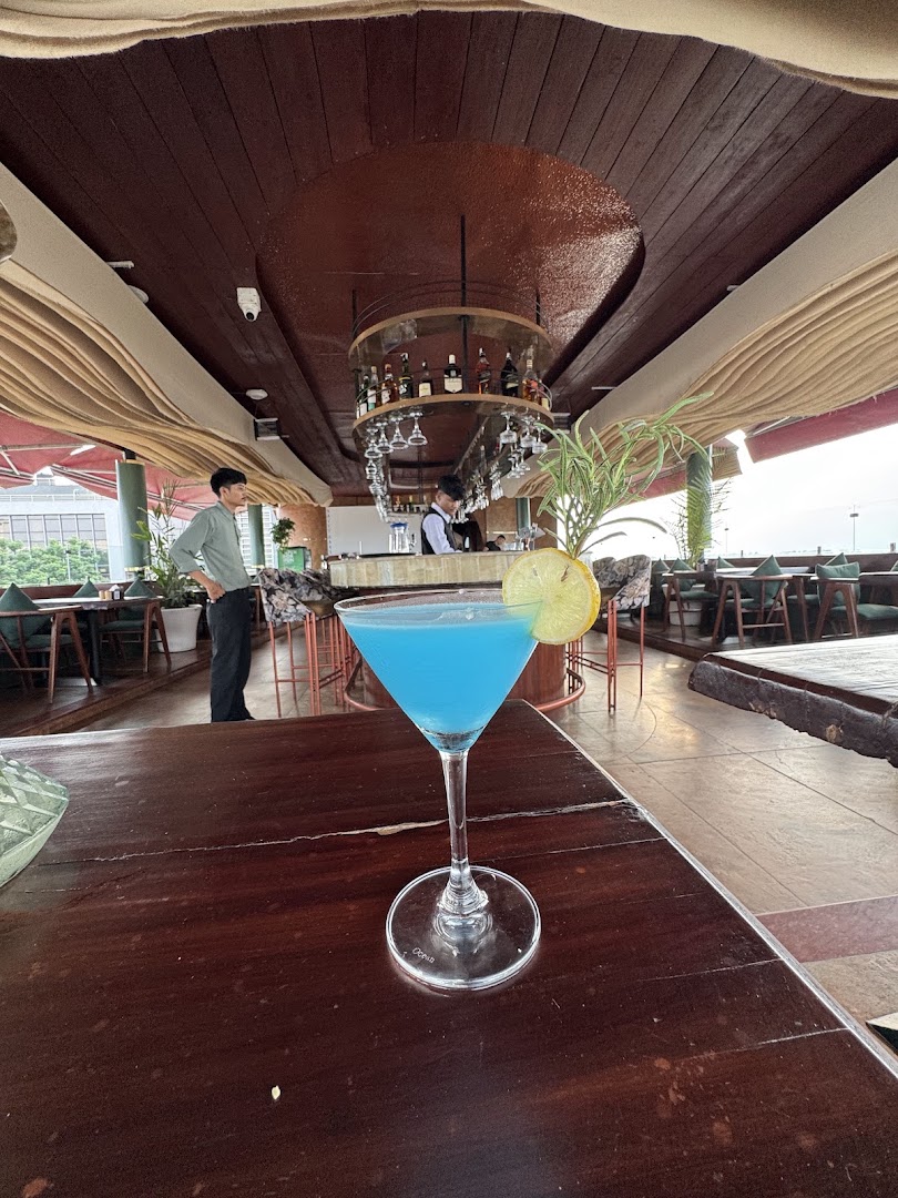 Savvy Bars: attractive cocktail and venue atmosphere
