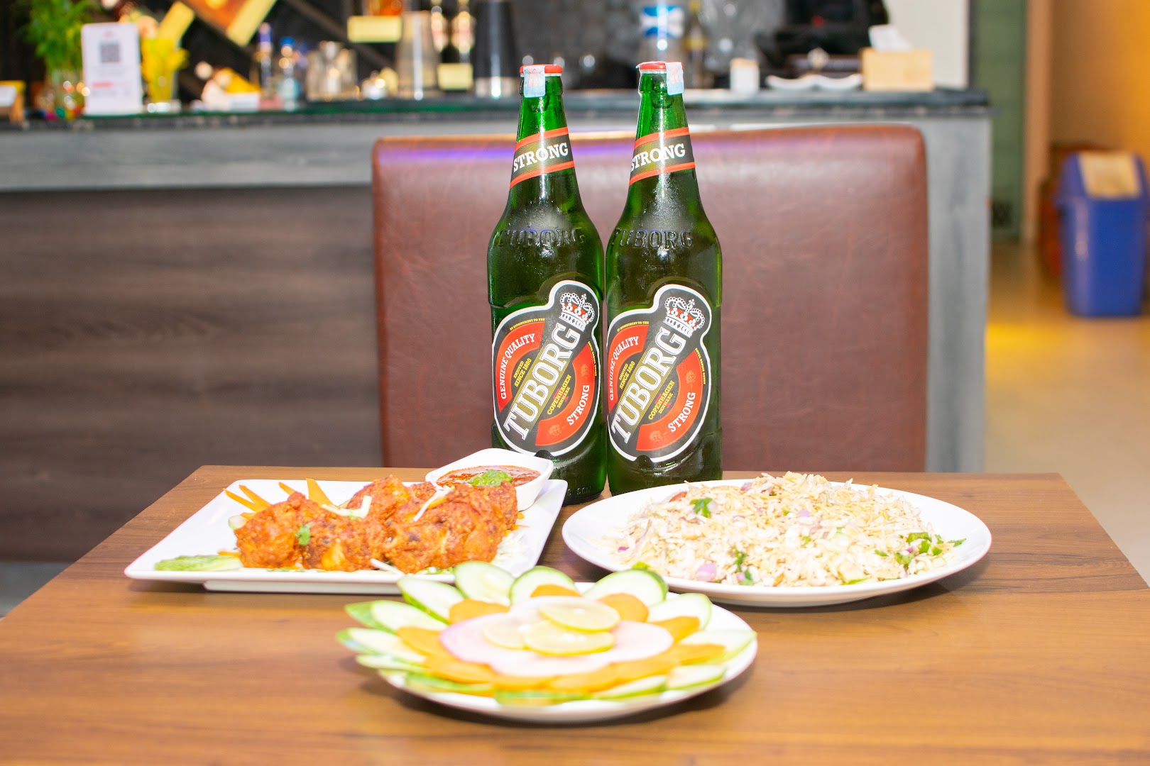 The Grill Garlic House: appetizing food and drink display