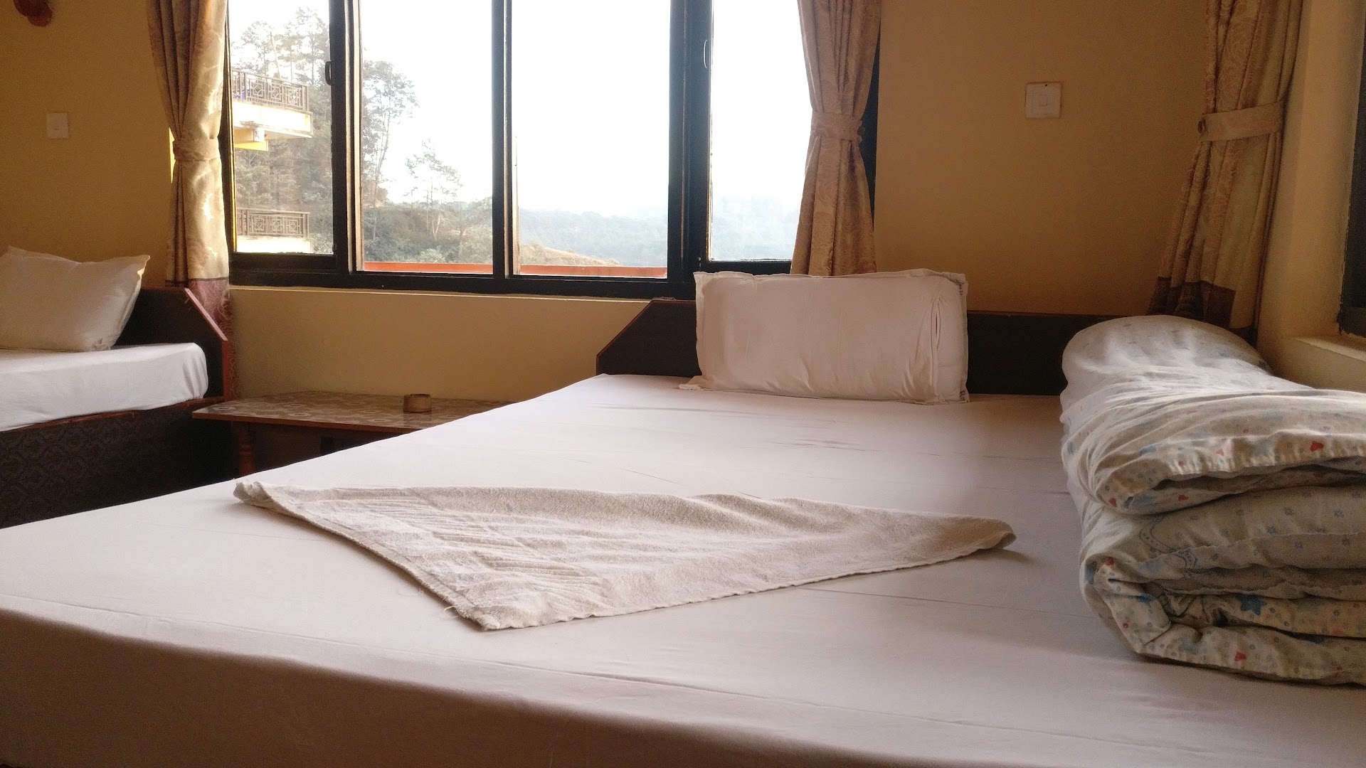 Berg House Cafe and Hotel: clear photo of hotel room