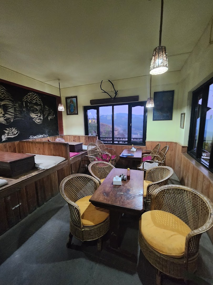 Berg House Cafe and Hotel: clear view of restaurant interior
