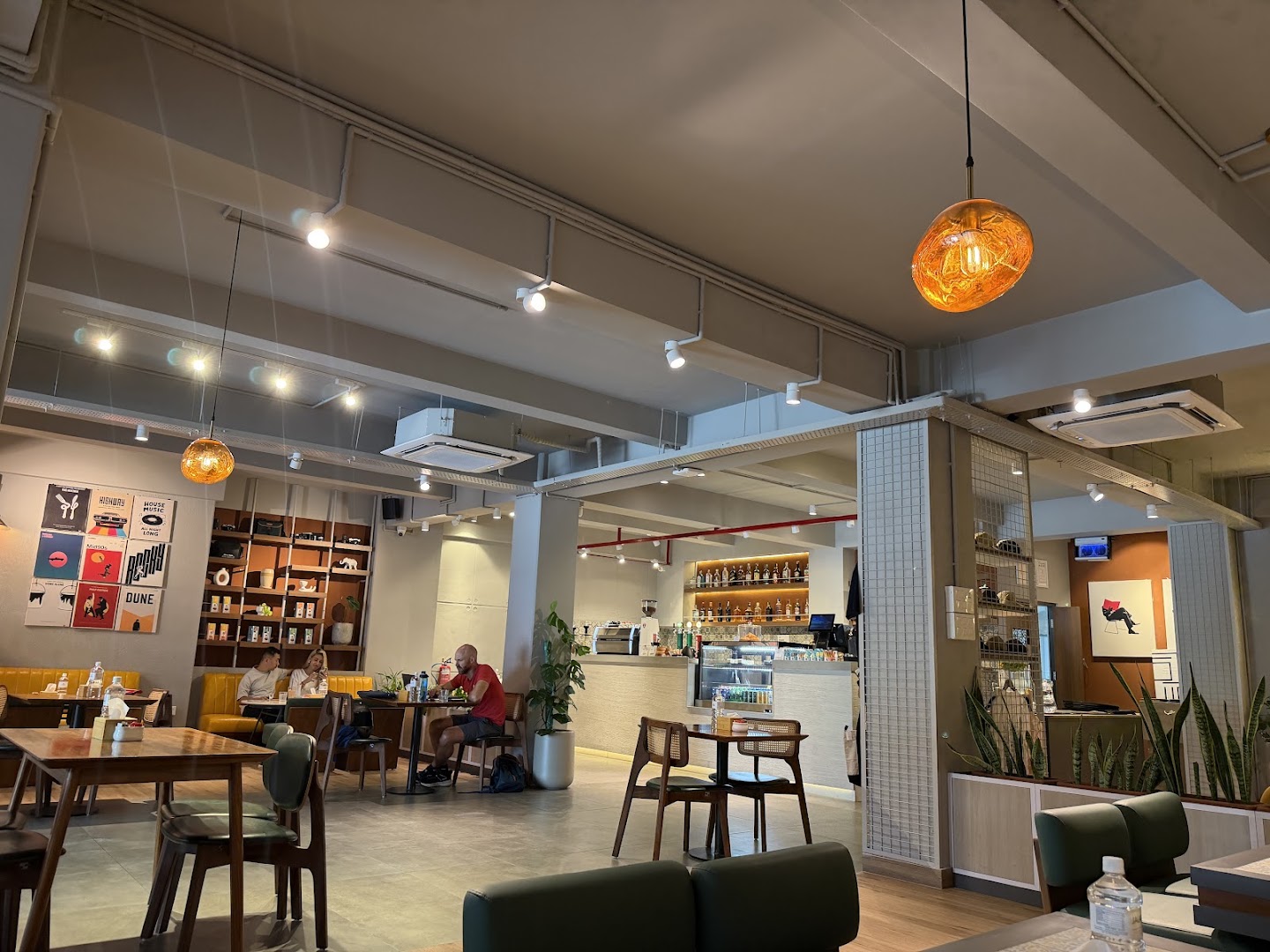 Kafemandu Pokhara: clear, inviting interior atmosphere