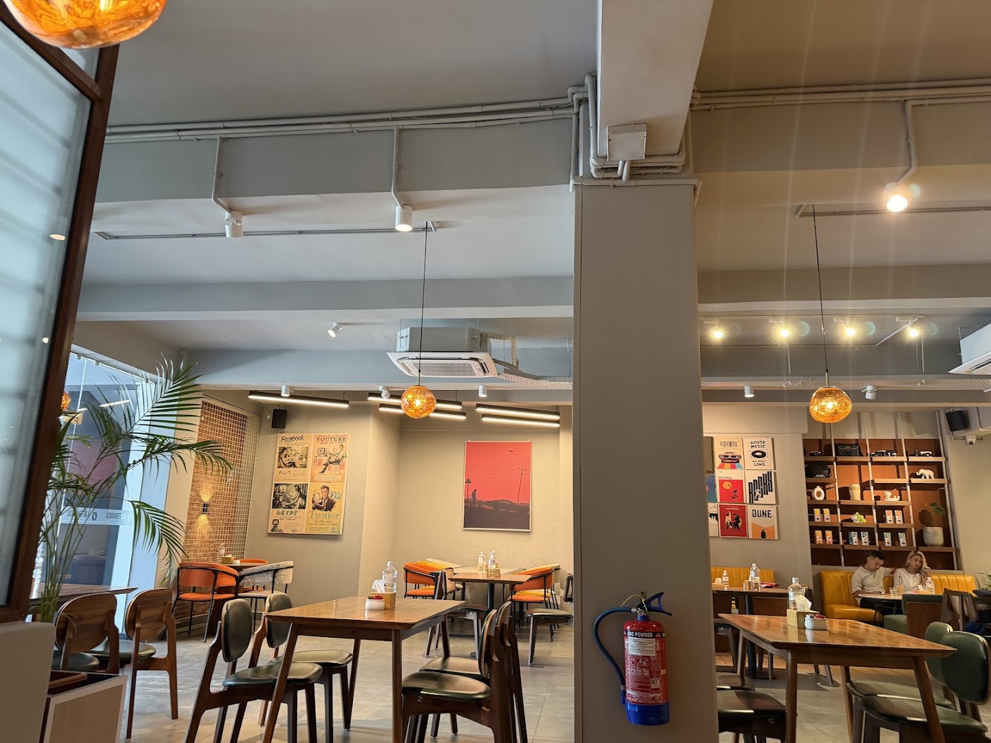 Kafemandu Pokhara: clear, inviting interior atmosphere
