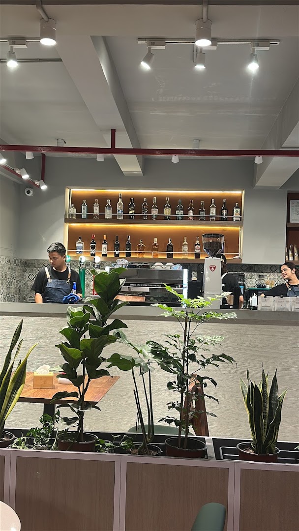 Kafemandu Pokhara: clear view of bar interior