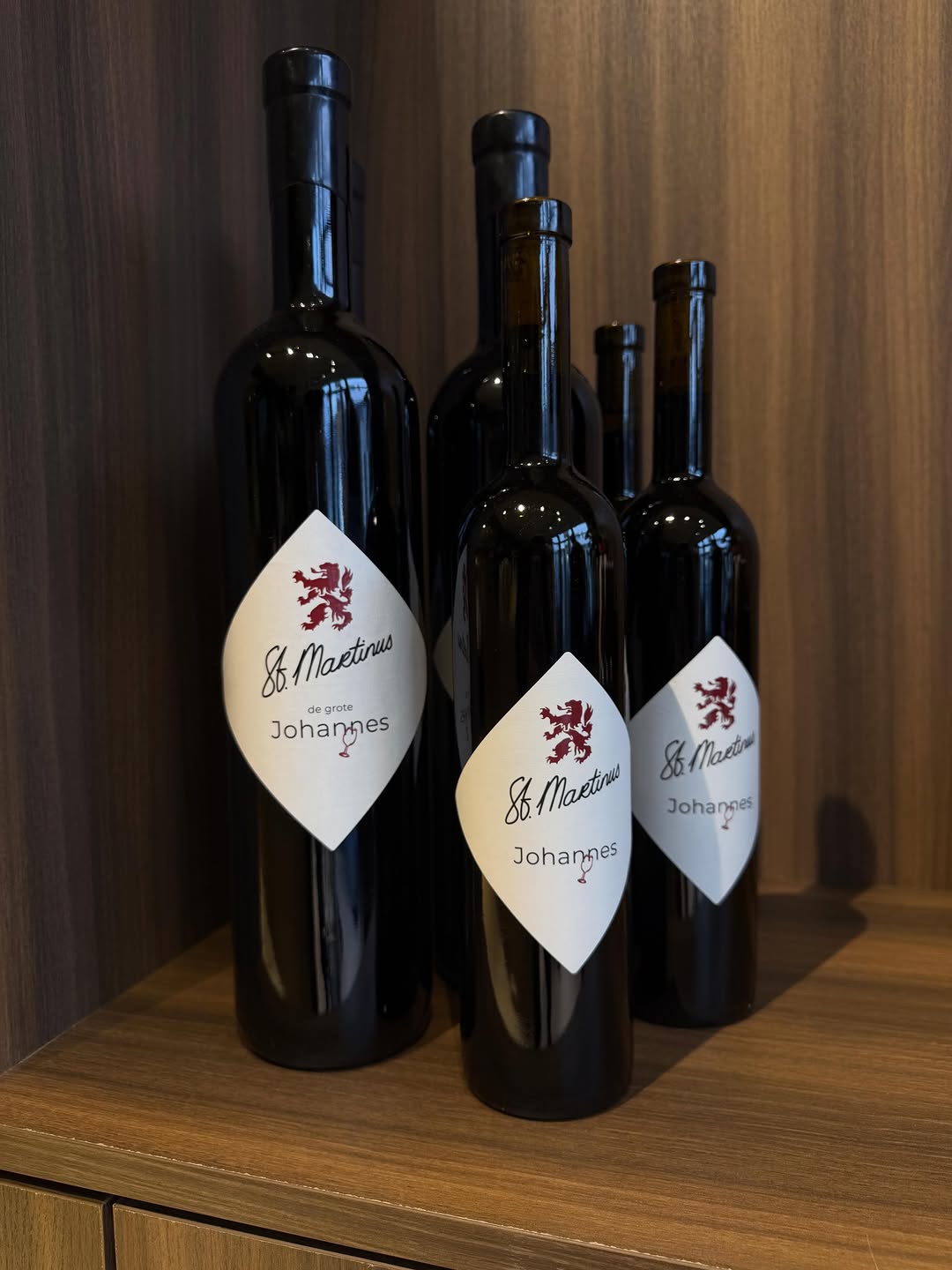 De Kaaskantine: clear product display of wine