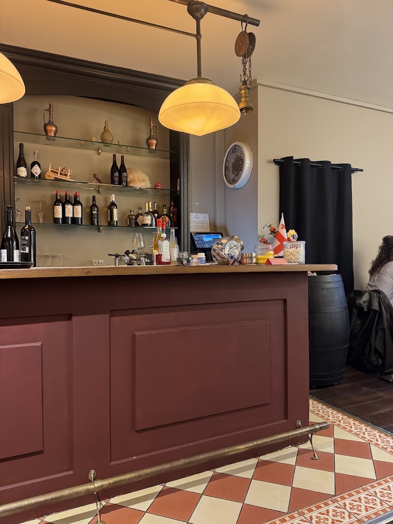 MADA: clear photo of restaurant interior
