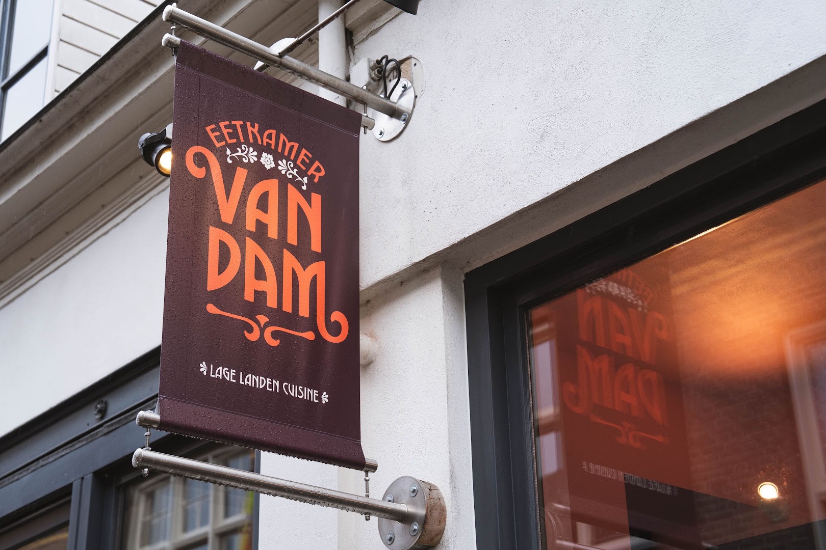 Eetkamer van Dam: clear professional signage photo