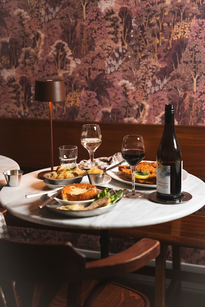 Eetkamer van Dam: appetizing food and inviting atmosphere