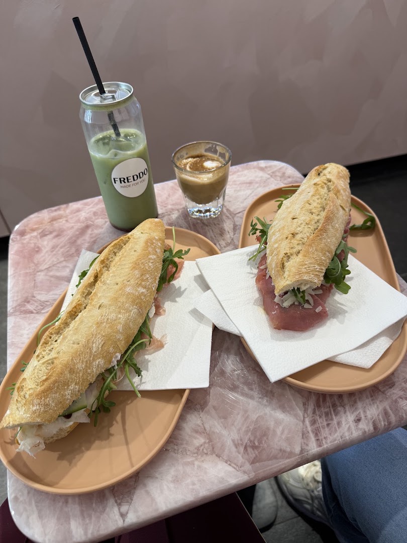 Freddo: appetizing food and drink presentation