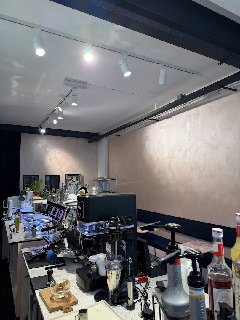 Freddo: clear view of cafe interior