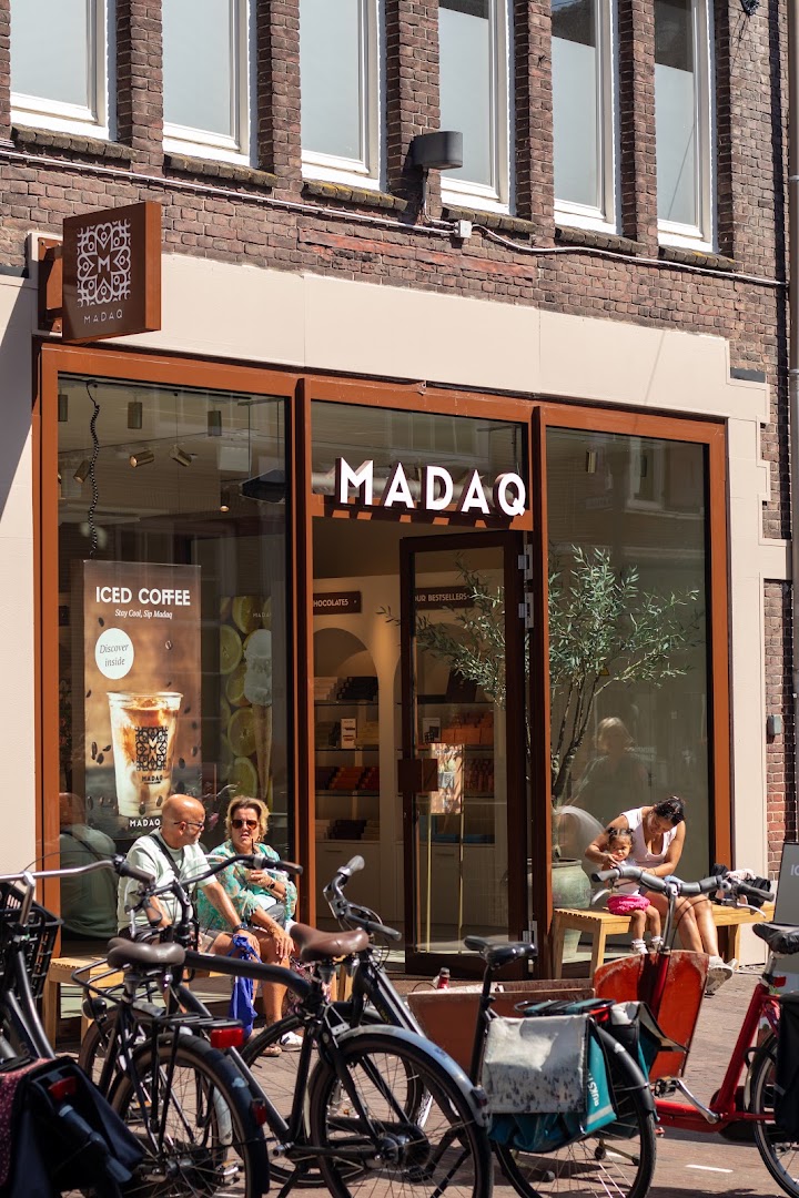 Madaq Chocolatier: clear, professional storefront photo