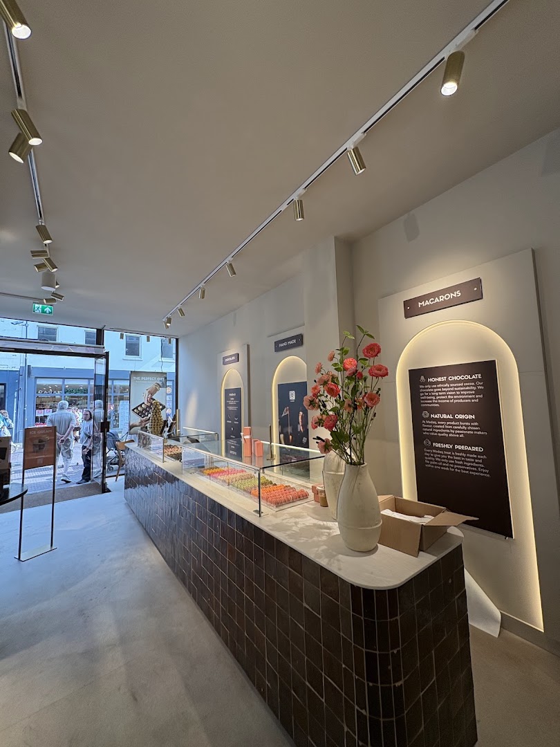 Madaq Chocolatier: clear, professional shop interior shot