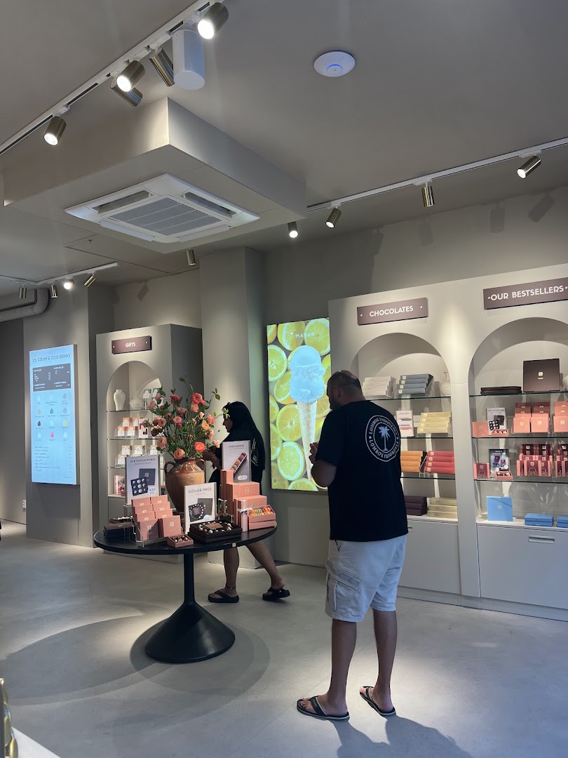 Madaq Chocolatier: clear shop interior and products