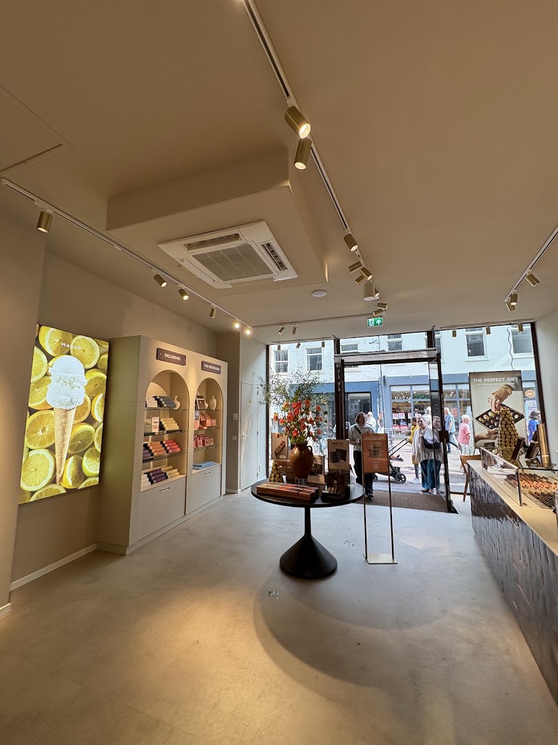 Madaq Chocolatier: professional interior shop photo