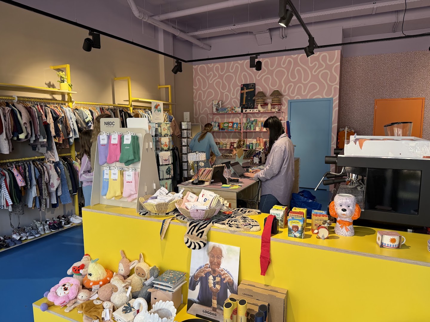 Meneertje Koek & Kleertje: clear shop interior and products
