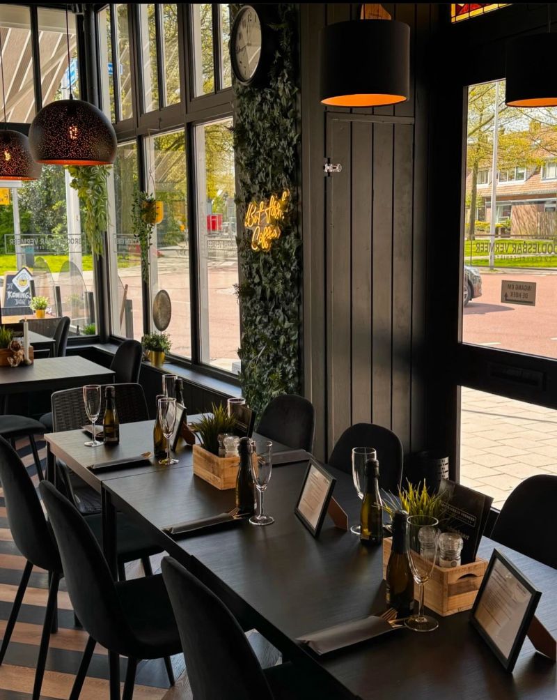 Noon & Moon: inviting and professional interior shot