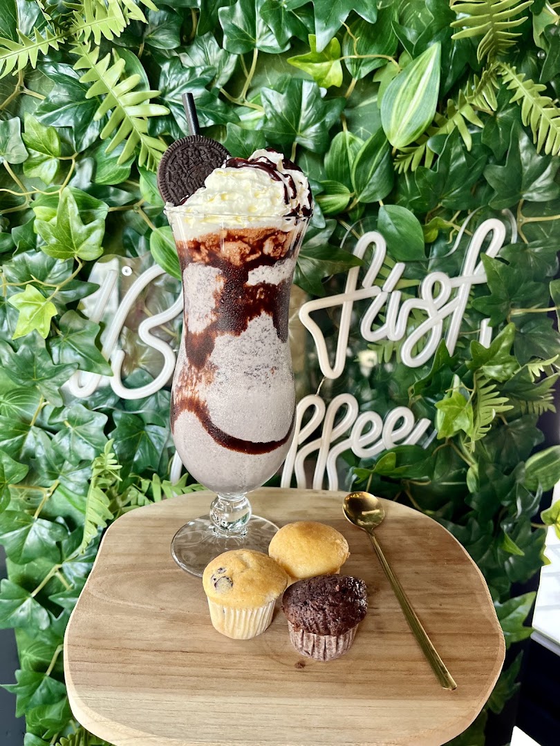 Noon & Moon: appetizing drink and food presentation