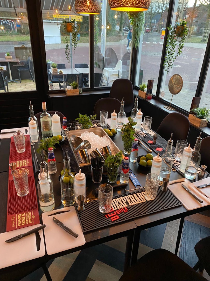 Noon & Moon: professional bar setup and atmosphere