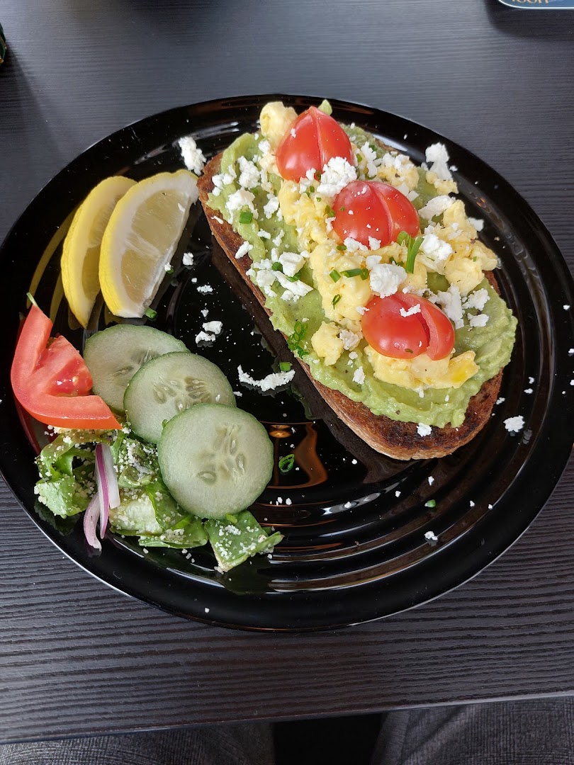 Noon & Moon: appetizing photo of served food