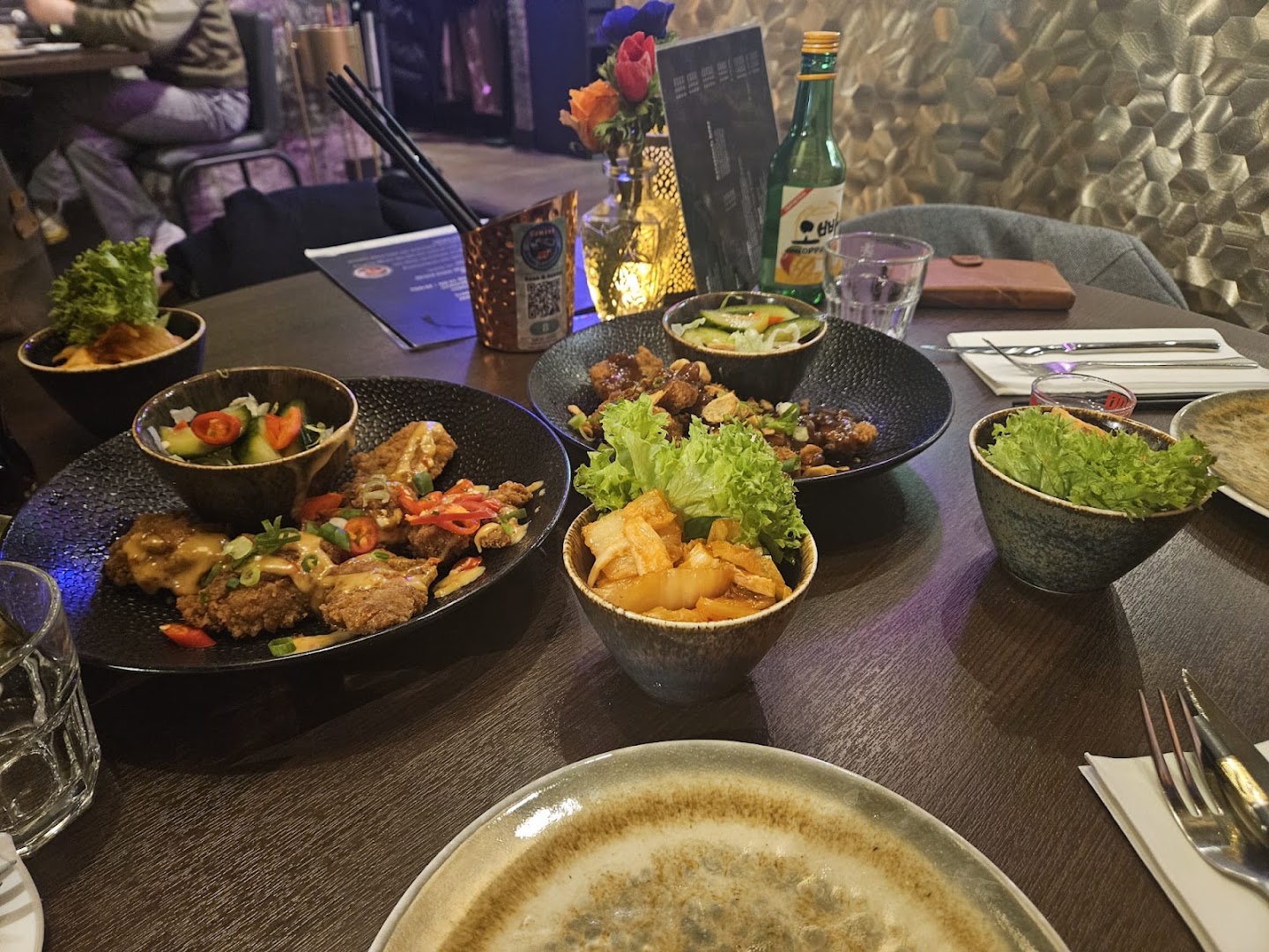 Somaek: appetizing food and restaurant atmosphere