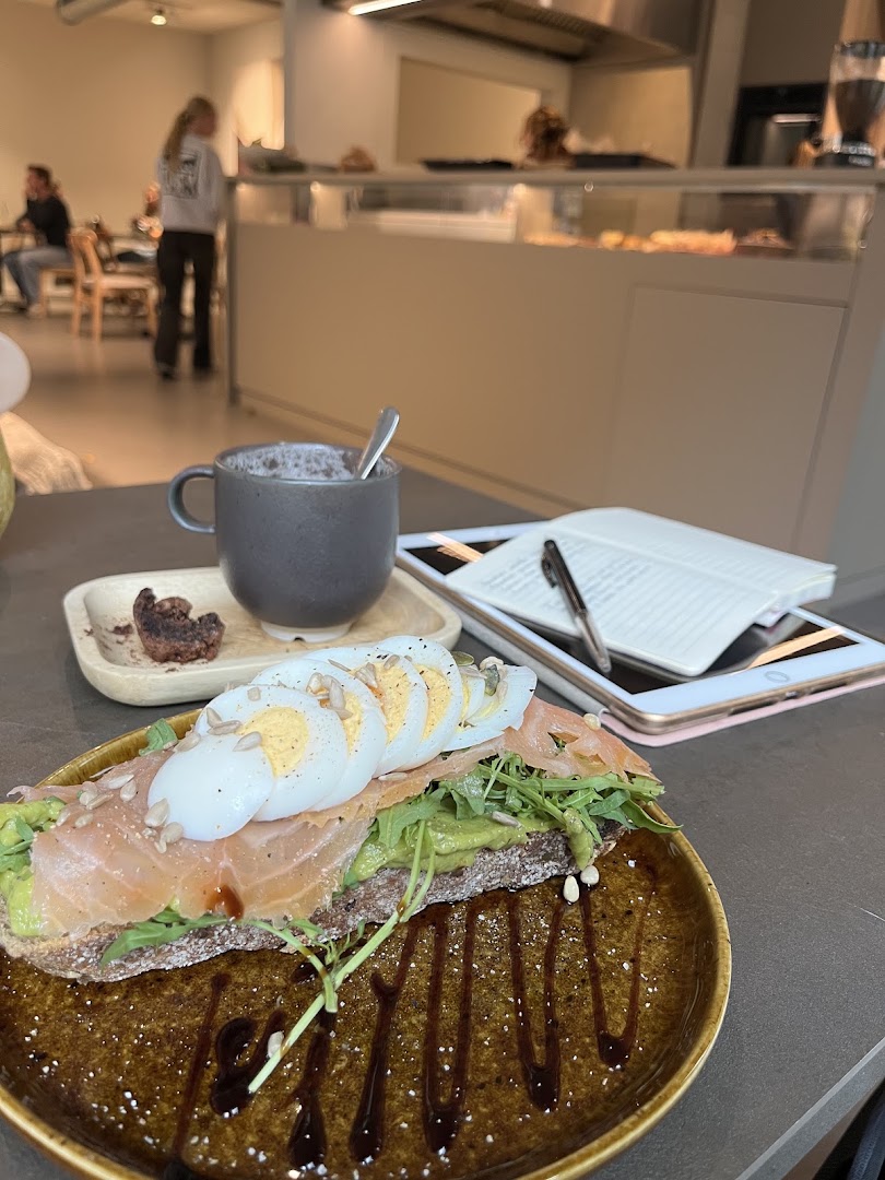 Sunbeams: appetizing food photo in venue