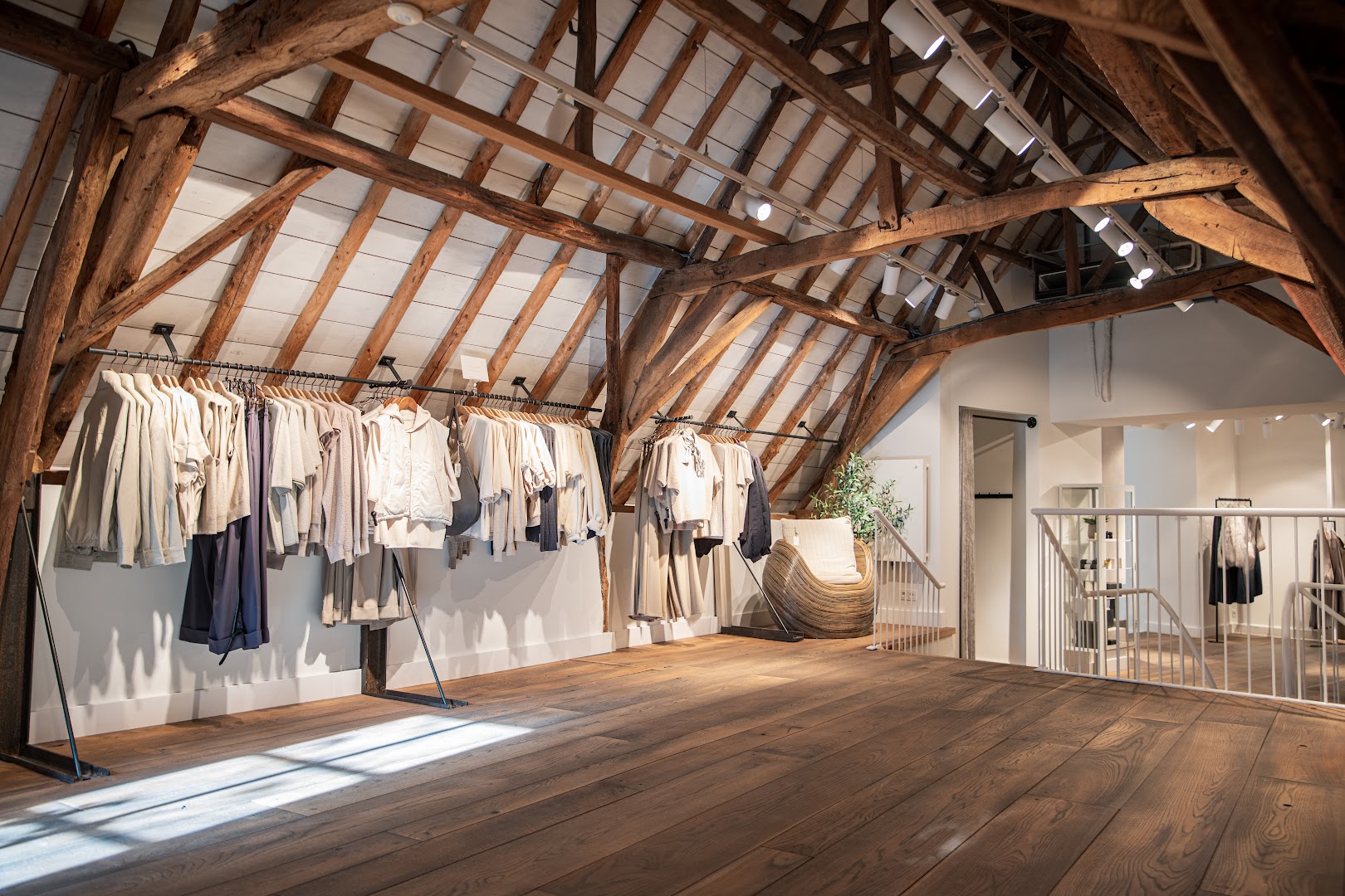 YAYA: professional interior shop display photo