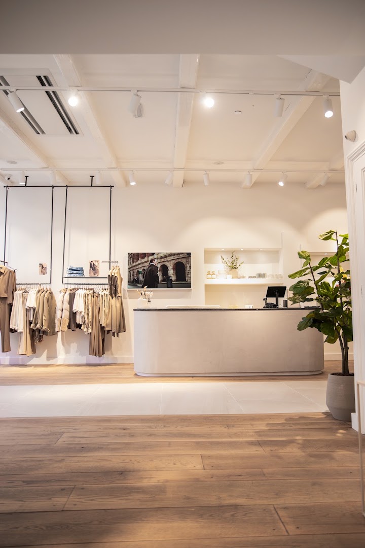 YAYA: professional, clean shop interior photo