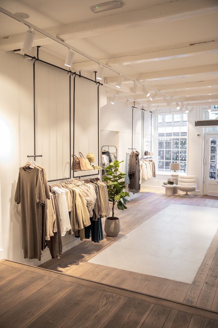YAYA: professional interior shop photography