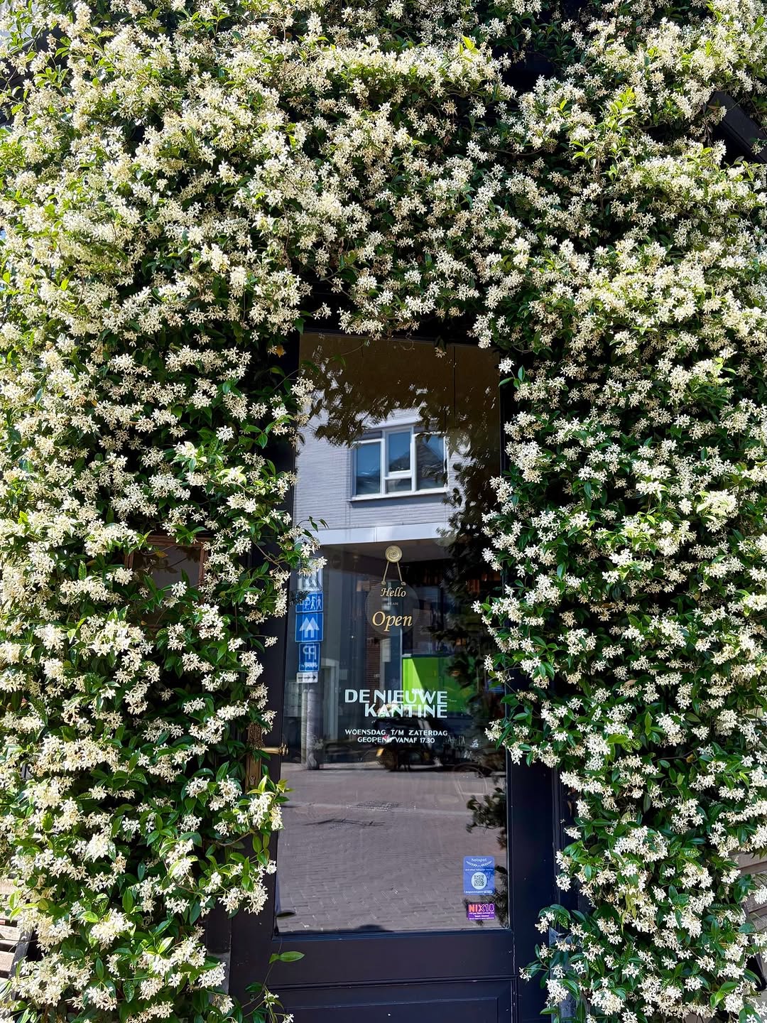 De Nieuwe Kantine: attractive exterior with clear signage
