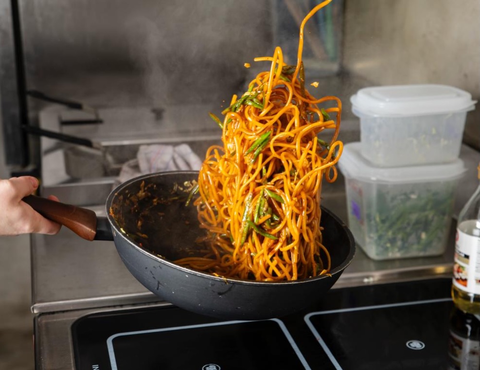 De Nieuwe Kantine: appetizing action shot of cooking