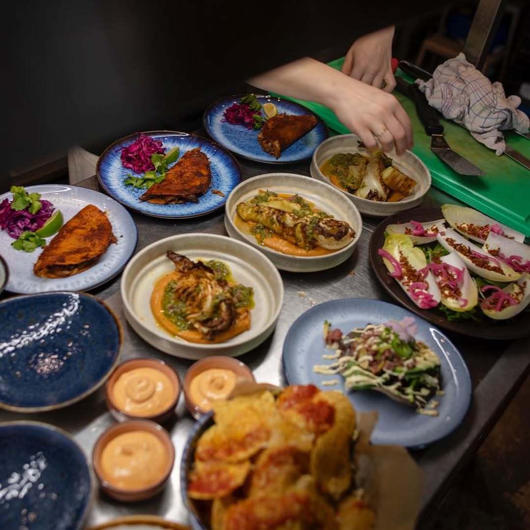 De Nieuwe Kantine: appetizing food preparation scene