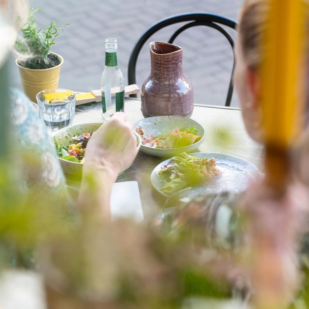 De Nieuwe Kantine: inviting atmosphere with food shown