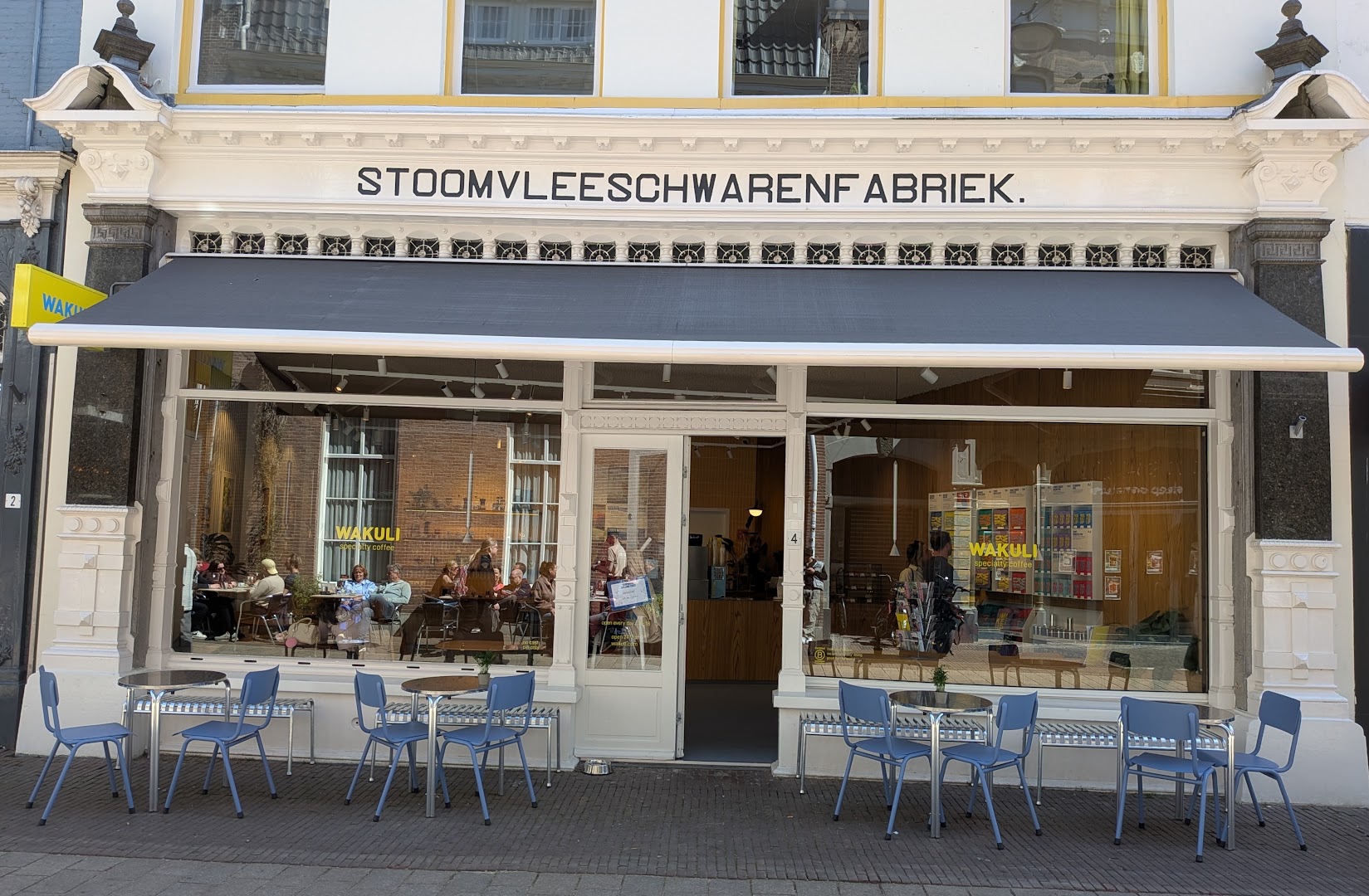 Wakuli Koningstraat: clear exterior shot of venue