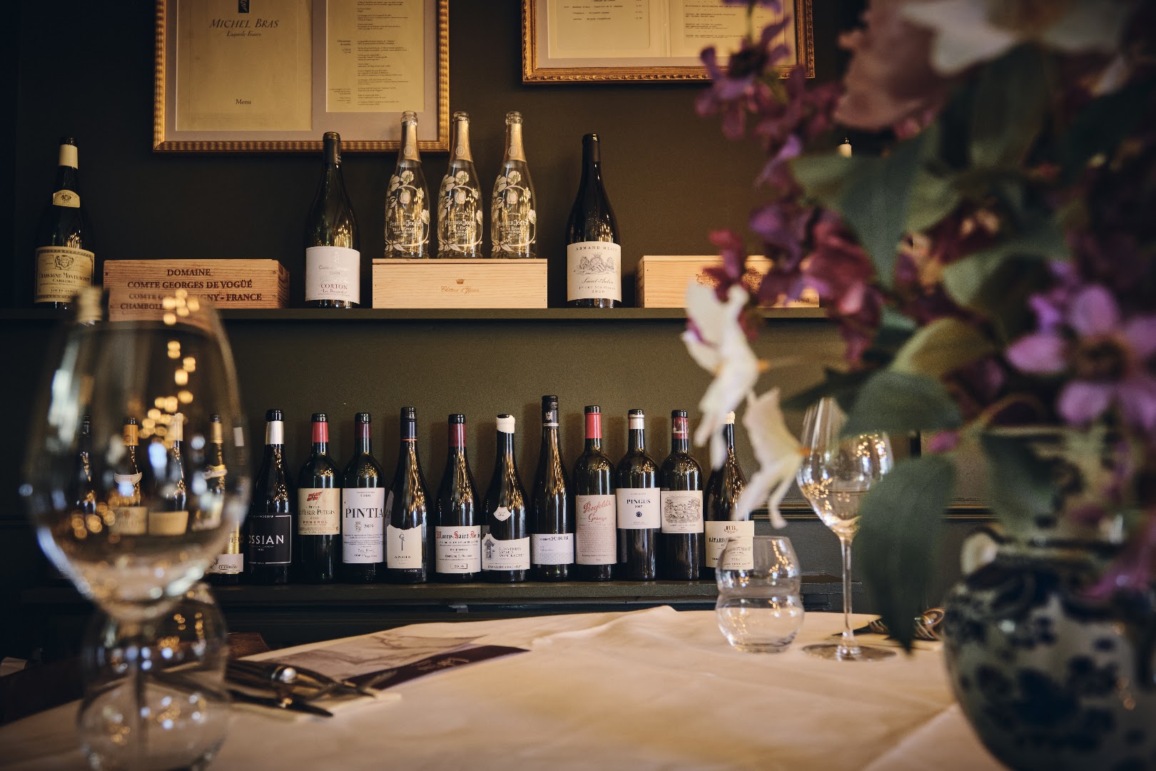 Lalou: professional atmosphere and wine display