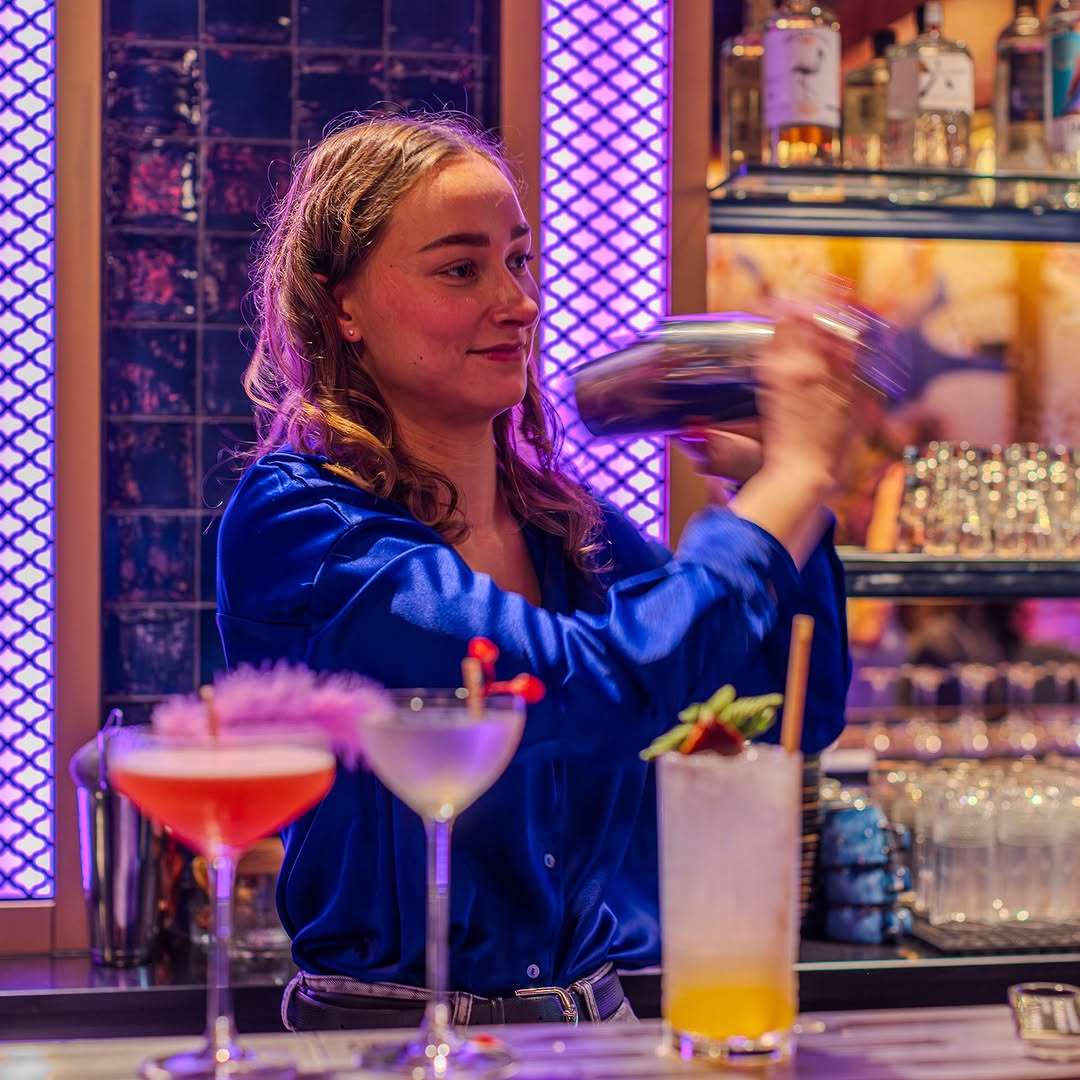 Lolo Blu: professional photo of bartender