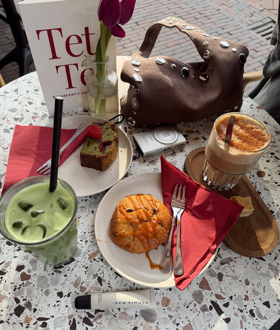 Tet à Tet: appetizing food and drink display