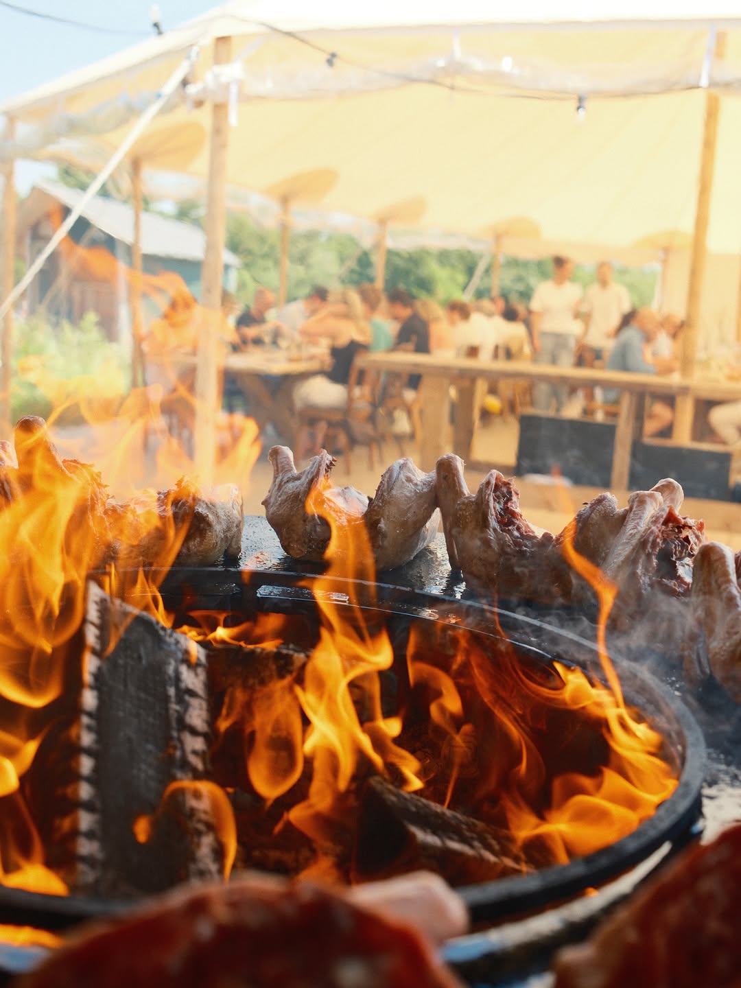 Wijnbar Flor: atmospheric shot of outdoor cooking