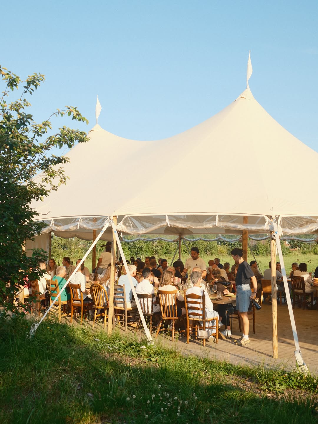 Wijnbar Flor: inviting atmosphere with happy guests