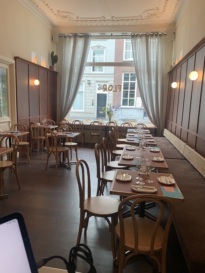 Wijnbar Flor: clear, inviting interior atmosphere
