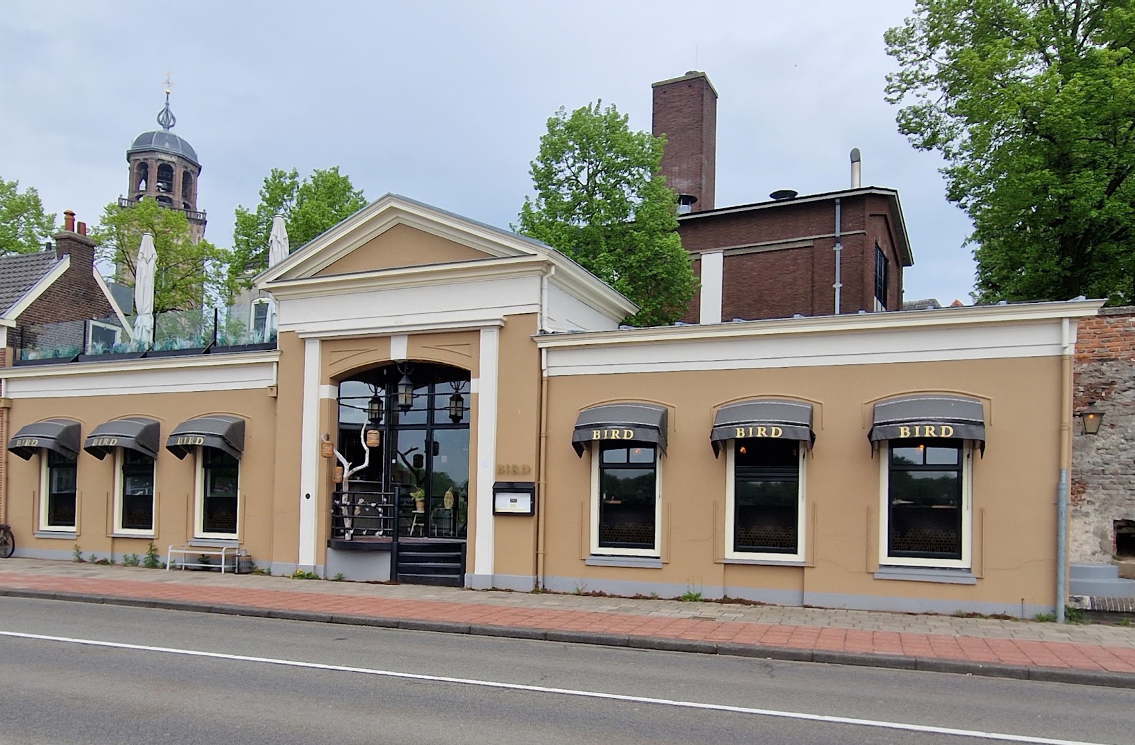 Bird Deventer: clear exterior view of hotel