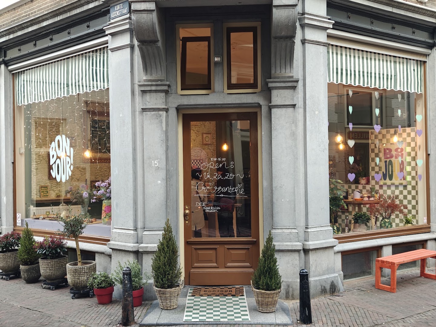 Bonjour Croissanterie: attractive storefront of the venue