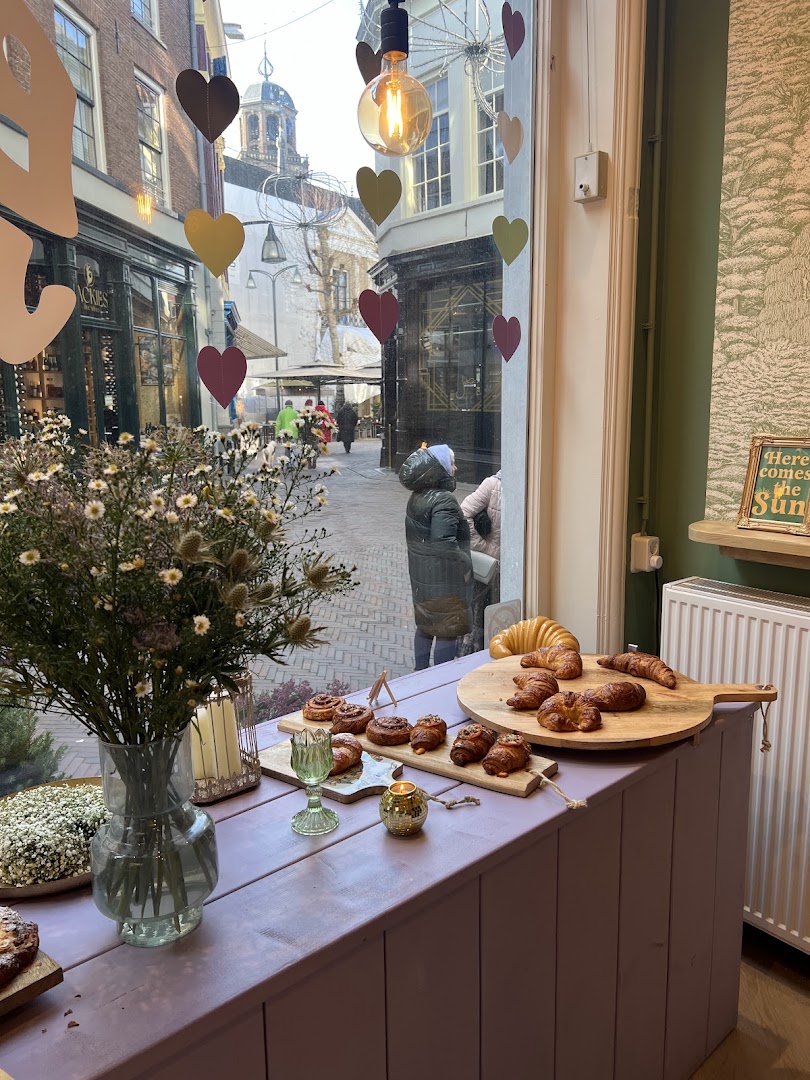 Bonjour Croissanterie: inviting atmosphere and appetizing display