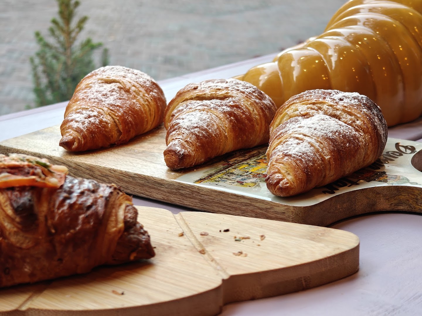 Bonjour Croissanterie: appetizing photo of fresh croissants