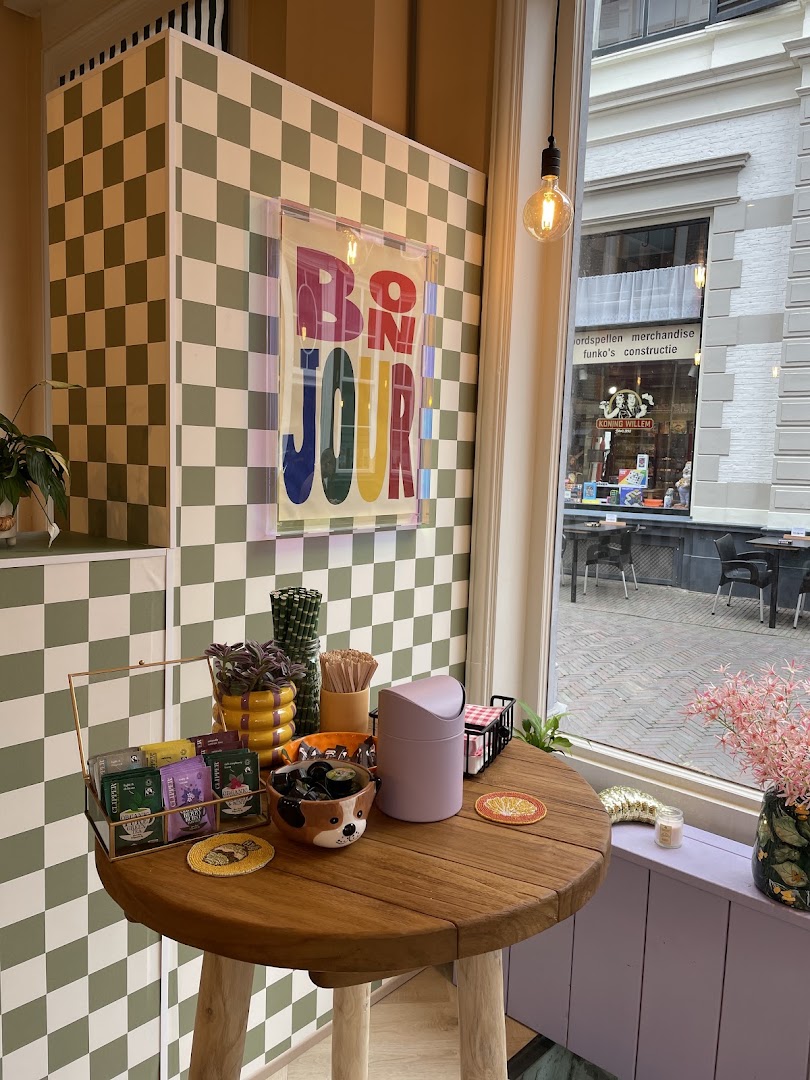 Bonjour Croissanterie: inviting and clean interior shot