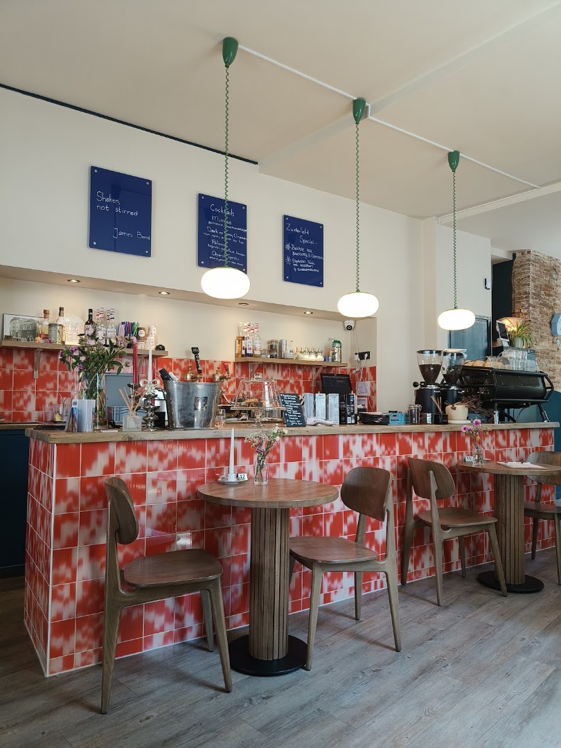 Café Zuiderlicht: inviting and clear interior shot
