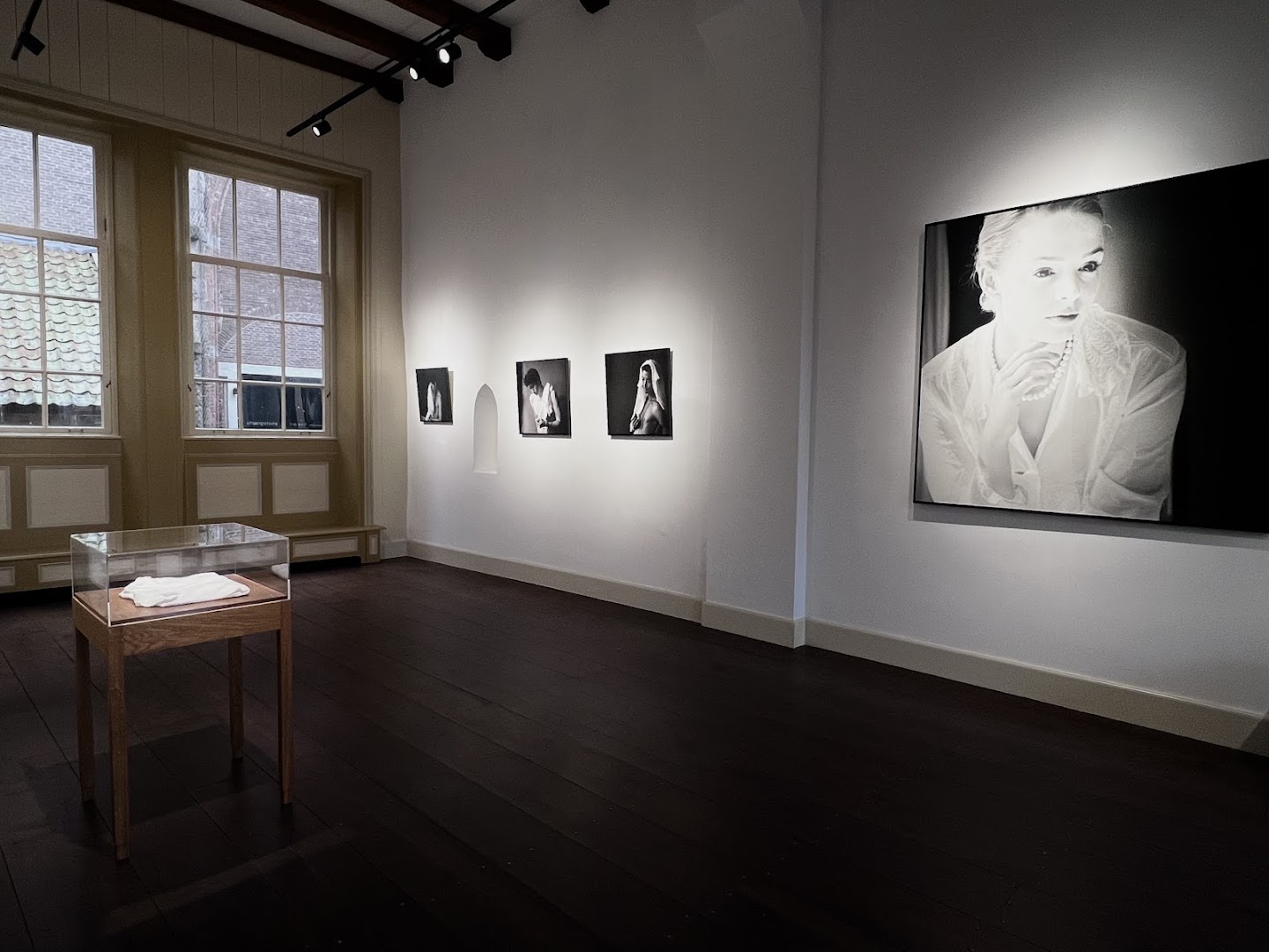 Galerie van Blijkshof: professional gallery exhibition interior shot